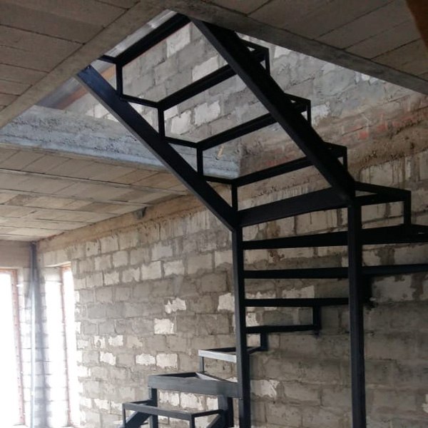 Лестница с забежными ступенями заказать в Москве с обшивкой 
