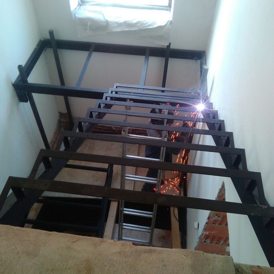 Каркас под лестницу с площадкой закрытого типа 