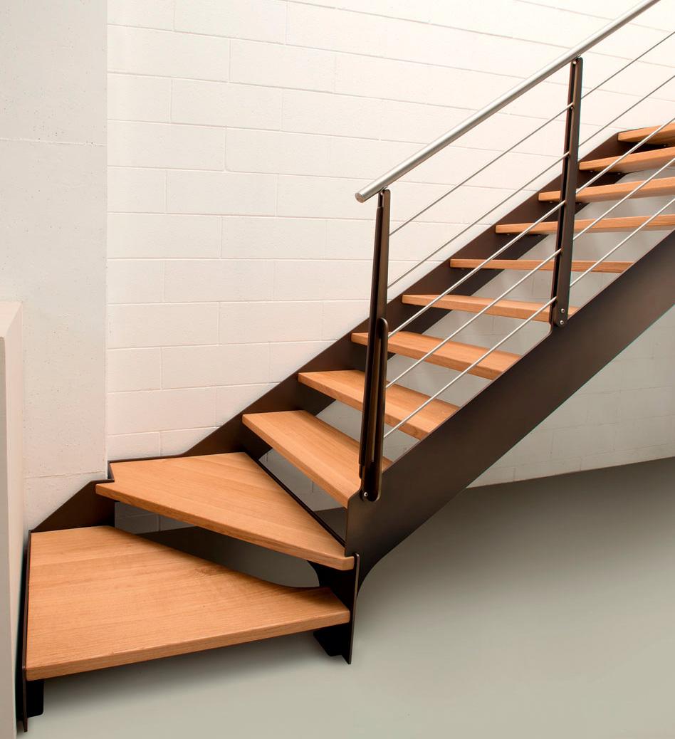 Металлическая лестница с деревянными ступенями на тетиве