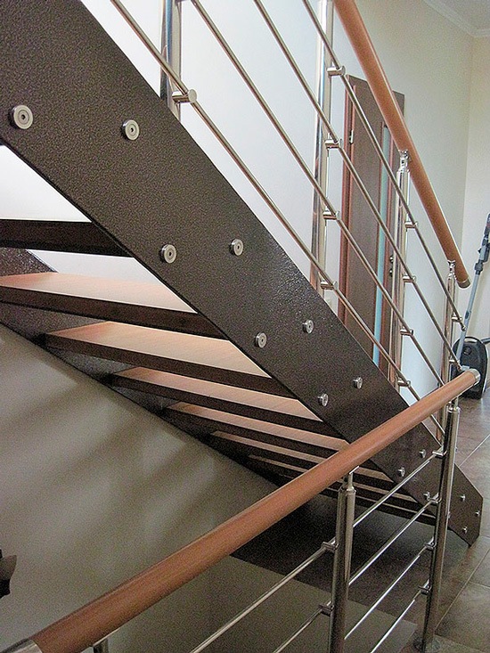 Металлическая лестница с деревянными ступенями не дорого заказать в Москве и Московской области 